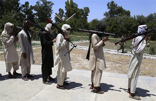 Un grupo de insurgentes en Afganistán promete no regresar al frente de guerra